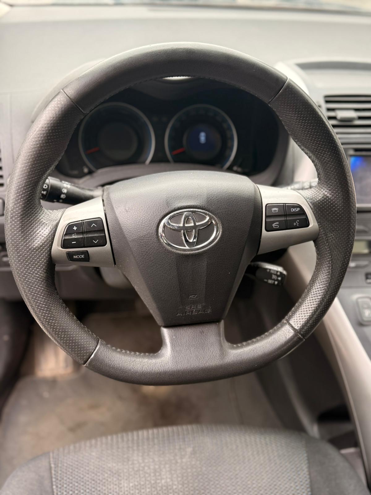 VOLANTE TOYOTA AURIS HYBRID 2012